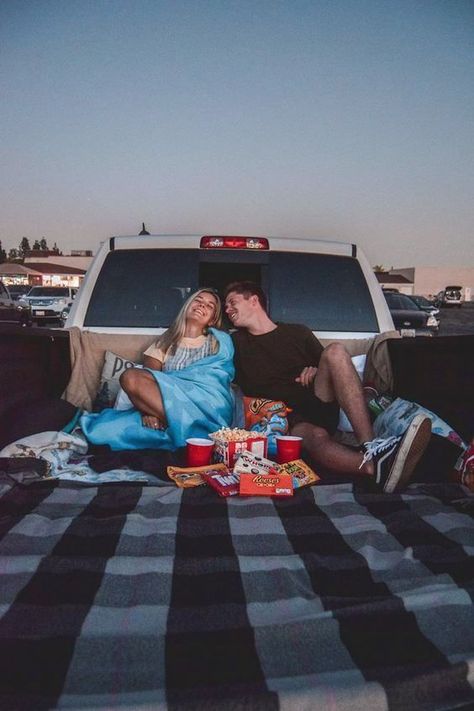 Pic Couple Aesthetic, Country Couple Aesthetic, Los Angeles Bucket List, Pic Couple, Cuddle Love, Country Couple Pictures, Country Relationship Goals, Country Dates, Country Relationships