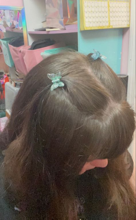 Hairstyles With Tiny Clips, Clip Hairstyle, Mini Butterfly, Mini Tutorial, Clip Hairstyles, Butterfly Clips, Hair Tutorial, Hair Clip, Long Hair