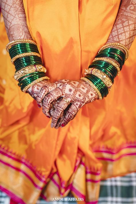 Bangles For Marriage, Bangles Setting Ideas, Bangle Ceremony Poses, Marathi Bangles, Bride Bangles Indian Bridal, Wedding Bangles Brides, Green Bangles Maharashtrian, Bangle Photoshoot, Maharashtrian Bangles