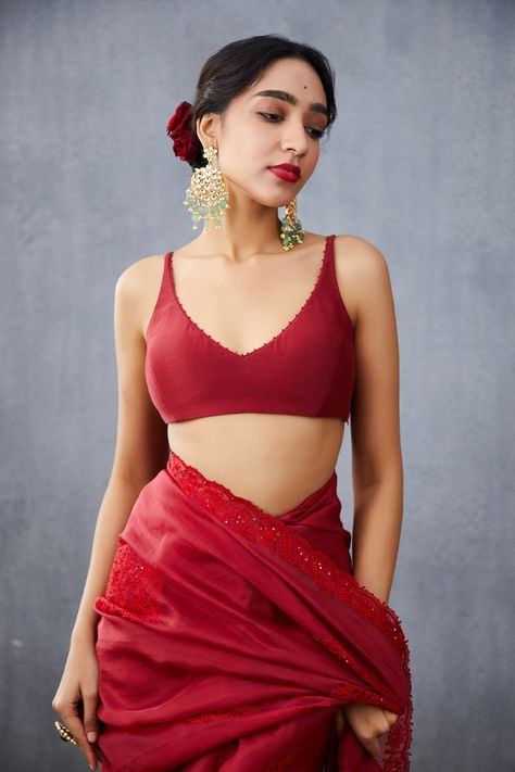 Red Saree Blouse, Sleeveless Blouse Designs, Saree Blouses Online, Strip Blouse, Sabyasachi Lehenga, Saree Banarasi, Saree Blouse Patterns, Blouse Neck, Red Saree