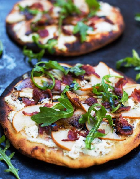 Goat Cheese Flatbread with Arugula, Bacon and Pear - Aurora Satler Flatbread With Goat Cheese, Arugula Pizza Recipes, Goat Cheese Pizza Recipes, Cheese Flatbread Pizza, Goat Cheese Flatbread, Flatbread Toppings, Pizza Variety, Pear Pizza, Goats Cheese Flatbread