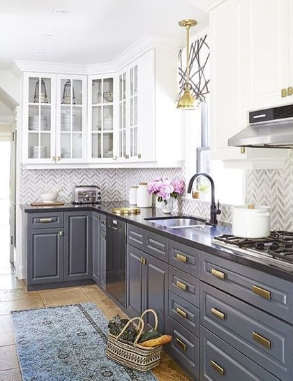 25 Trendy Contrasting Countertops For Your Kitchen Modern Retro Kitchen, Backsplash For White Cabinets, Two Tone Kitchen Cabinets, Kitchen Cabinet Trends, Outdoor Kitchen Countertops, Dark Countertops, Gray And White Kitchen, Country Kitchen Designs, Grey Countertops