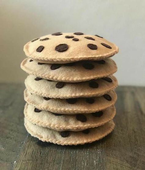 Felt Cookies, Cookies Chocolate Chip, Felt Food Diy, Felt Food Patterns, Pretend Kitchen, Felt Play Food, Pretend Food, Marshmallow Pops, Food Patterns