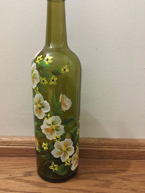 Green Glass Bottle Painting, Bottles Painting, Beer Bottle Art, Bottle With Lights, Wine Bottle Crafts Christmas, Dot Designs, Hand Painted Wine Bottles, Flower Bottle, Glass Painting Designs