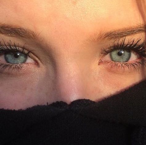 Brown Hair Blue Eyes Girl, Blue Eyes Aesthetic, Eyes Aesthetic, Beautiful Eyes Color, Light Blue Eyes, Blue Eyed Girls, Blue Green Eyes, Pretty Blue Eyes, Beautiful Blue Eyes