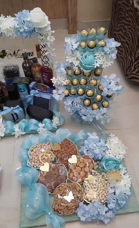 Wedding Gift Hampers, Wedding Platters, Indian Wedding Gifts, Decorating Ideas For Living Room, Wedding Gift Pack, Summer Mantle, Creative Wedding Gifts, Bridal Gift Wrapping Ideas, Personalized Wedding Decor