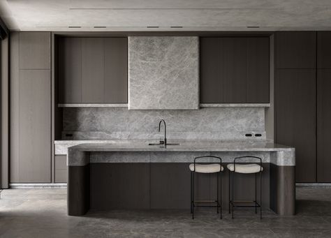 Brutalist Kitchen Interior Design, Earthy Modern Home, Modern Cliff House, Dark House Interior Design, Neolith Himalaya Crystal Kitchen, Cliff Houses Architecture, Cliff Architecture, Kitchen Architecture, Contemporary Beach House