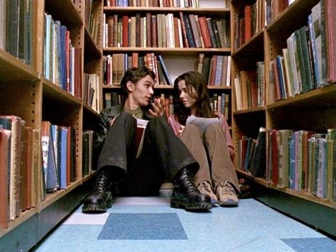 Freaks and Geeks, 1x05, "Tests and Breasts," aired 6 Nov. 1999. Daniel Desario (James Franco) & Lindsay Weir (Linda Cardellini). Daniel: "Damn. It's weird you can do this in your head. Like a brainiac or something."﻿ Lindsay: "Thanks." Daniel: "Man, I cannot wait to see Kowchevski's face when he hands this back to me. It's gonna blow his mind." Lindsay: "Yeah, but, Daniel, this isn't over, right? I'm gonna tutor you and you won't have to steal any more tests." Ja I Ty, Ty A Ja, Vintage Foto's, Freaks And Geeks, Septième Art, James Franco, Good Old Days, The Love Club, Old Days