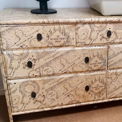 Harry Potter Painted Furniture, Harry Potter Room Design Ideas, Harry Potter Chest Of Drawers, Harry Potter Dresser Diy, Harry Potter Furniture Ideas, Chest Of Drawers Makeover Diy, Harry Potter Picture Wall, Indy Room, Harry Potter Dresser