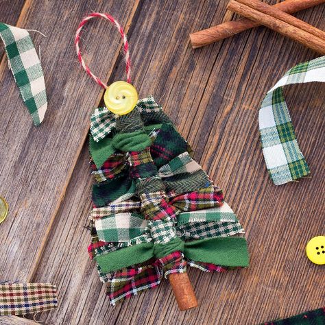 Love this primitive twist on our Scrap Ribbon Tree Ornaments...using flannel, homespun fabric, and cinnamon sticks! Stick Christmas Tree, Fabric Tree, Fabric Christmas Trees, Quilted Christmas Ornaments, Fun Christmas Crafts, Christmas Tree Crafts, Christmas Ornament Pattern, Scrap Fabric, Primitive Crafts