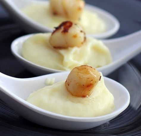 Anything on an “Amuse Bouche Spoon” | 25 Party Appetizers That Should Be Banned For Life Appetizer Spoons, Scallop Appetizer, White Truffle Oil, Thanksgiving Appetizer Recipes, Holiday Appetizers Easy, Holiday Appetizers Recipes, Fest Temaer, Wedding Appetizers, Truffle Oil