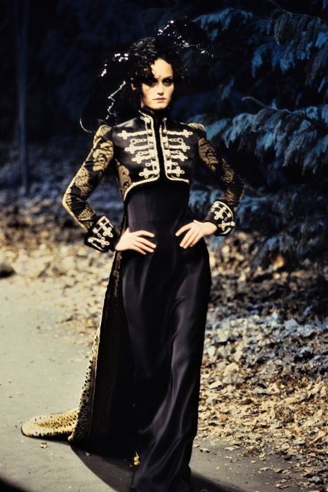 Givenchy Haute Couture Automne-Hiver 1996-1997 - Défilé | Vogue Paris Statement Fashion Pieces, Poor Things, Dresses Couture, Givenchy Fashion, Givenchy Couture, Amber Valletta, John Galliano, Military Inspired, Runway Collection