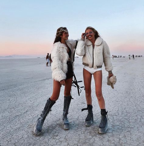 Burning Man Fashion Woman, Edc Fits, Burning Man Boots, Burning Girl, Men Festival Outfit, Burner Girls, Burning Man Girls, Afrika Burn, White Outfits For Women