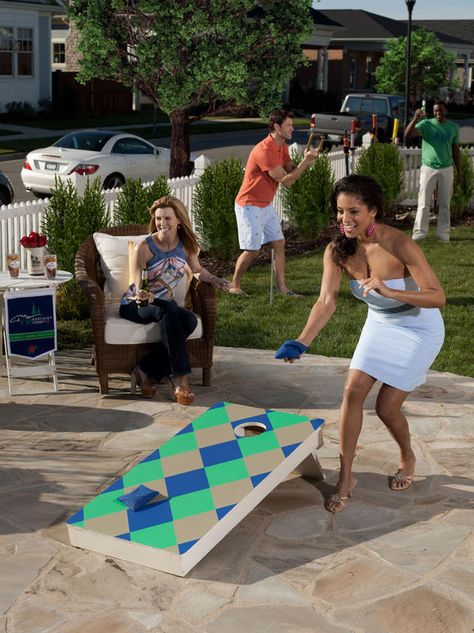 Party games...corn hole and horseshoes for Derby Party activities.  Paint the corn hole boards with racing colors/patterns.  #KentuckyDerby #Equestrian #horses Kentucky Derby Games, Kentucky Derby Drinks, Preakness Party, Derby Party Ideas, Kentucky Derby Party Ideas, Diy Karneval, Geek Outfit, Kentucky Derby Party Games, Kentucky Derby Theme