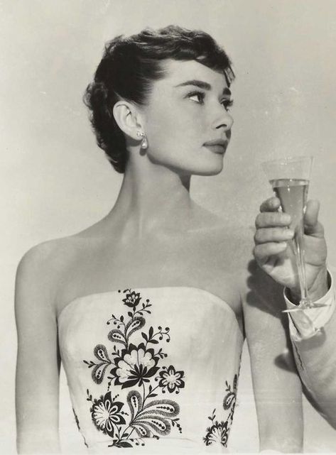 White Photo, Audrey Hepburn, A Dress, A Woman, Black And White, Glass, White, Black