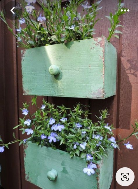 Eclectic Garden, Garden Junk, Have Inspiration, Home Garden Design, Garden Containers, Garden Yard Ideas, Diy Garden Projects, Rustic Garden Decor, Garden Art Diy