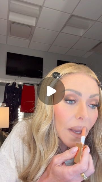 Kelly Ripa on Instagram: "No, I didn’t get lip fillers. This is the lip trick you monsters." Kelly Ripa Makeup, Lip Lines Get Rid Of, Lip Tricks, Kelly Ripa Hair, Lip Liner Tips, Upper Lips, Lip Lift, Lips Tutorial, Silver Haired Beauties