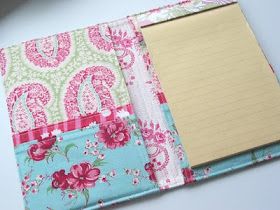 Fabric portfolio pad holder tutorial Fabric Folder, Fabric Portfolio, Note Pad Covers, Fabric Book Covers, Costura Diy, Sewing Fabrics, Fabric Book, Fabric Projects, Diy Projects To Try