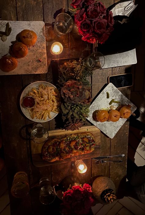 Feast Aesthetic, Christmas Fare, Medieval Feast, November Mood, Medieval Banquet, Hobbit Party, Medieval Recipes, Diner Table, Fantasy Party