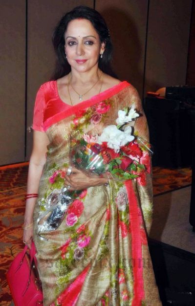 Hema-malini-saree-National-Yash-Chopra-Memorial-Award Yash Chopra, Desinger Dresses, Divyanka Tripathi Saree, Jute Sarees, Jute Silk Saree, Sleeveless Blouse Saree, Divyanka Tripathi, Saraswati Goddess, Floral Print Sarees