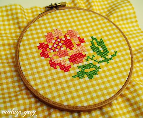 Cross Stitch On Gingham, Agnes Herczeg, Chicken Scratch Patterns, Cross Flowers, Gingham Embroidery, Chicken Scratch Embroidery, Chicken Scratch, Cute Cross Stitch, Vintage Cross Stitches