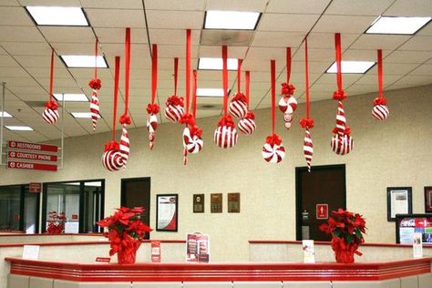 Red And White Ornaments, Classroom Christmas Decorations, Diy Office Decor, Office Christmas Party, Holiday Christmas Party, Office Decorations, Office Cubicle, Diy Office, Office Christmas Decorations