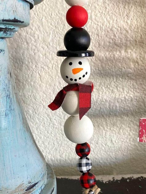 Snowman Wood Bead Garland Diy, Diy Beaded Snowman Ornaments, Wooden Bead Snowman Ornament, Bead Snowman Ornament, Snowman Beads, Christmas Crafts Kids Ornaments, Bead Snowman, Snowman Garland, Beaded Snowman