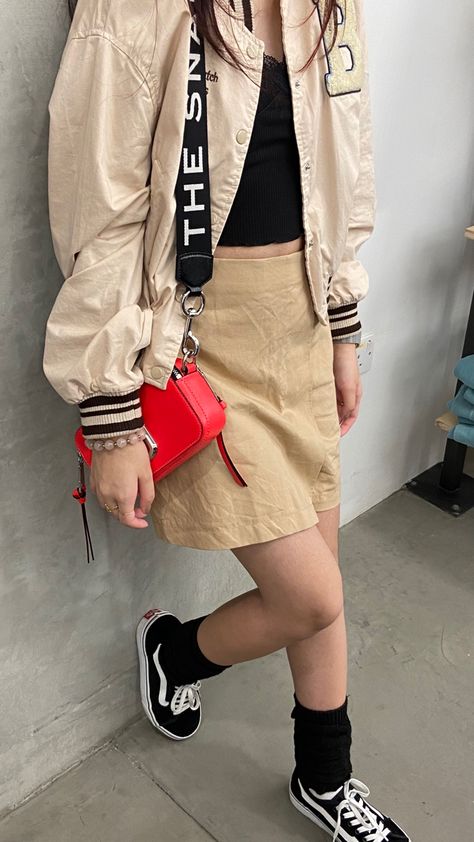 Beige Varsity Jacket Outfit, Varsity Jacket Outfit Ideas, Marc Jacobs Bag Outfit, Marc Jacobs Aesthetic, Beige Varsity Jacket, Varsity Jacket Outfits, Streetwear Influencer, Bag Outfit Aesthetic, Varsity Jacket Brown