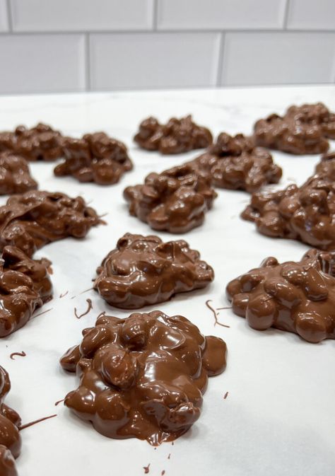 Easy Slow Cooker Peanut Clusters Slow Cooker Peanut Clusters, Pineapple Sunshine Cake Recipe, German Chocolate Bars, Dark Chocolate Almond Bark, Crockpot Candy Recipes, Slow Cooker Candy, Holiday Party Desserts, Chocolate Peanut Clusters, Amazing Cookie Recipes