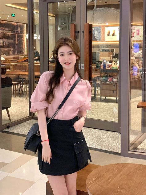 Outfit Rok Pendek Korea, Pink Korean Outfit, Ootd Korean Style, Outfit Korean Style, Simple Style Outfits, Everyday Casual Outfits, Tiktok Fashion, Women Dresses Classy, Casual Day Outfits