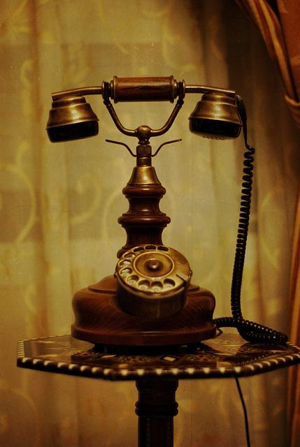 .GOD I LOVE THIS.... want it in my living room :P <3 <3 <3 1920 Style, Telephone Retro, Antique Phone, Telephone Vintage, Antique Telephone, Victorian Times, Victorian Aesthetic, Vintage Phones, Vintage Telephone