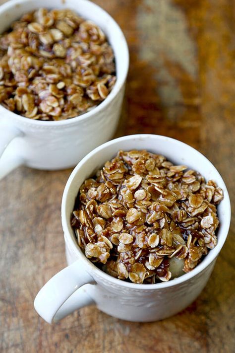 A sweet, chewy and fruit loaded Apple Crumble Mug Cake Recipe that tastes like you worked on it for hours, but is ready in less than 15 minutes! Easy Apple Crumble, Nutella Mug Cake, Easy Mug Cake, Mug Cake Recipe, Mug Cake Microwave, Cake Mug, Keto Mug Cake, Bowl Cake, Mug Recipes