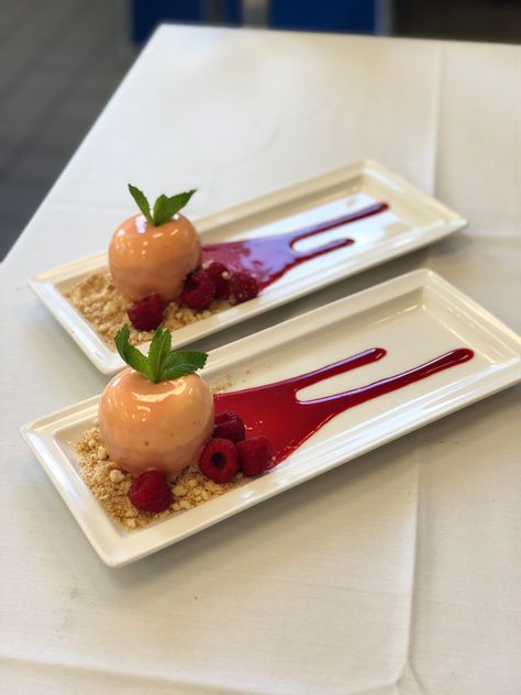 Desert Presentation, Chocolate Bowls Desserts, Bread Pudding Plating, Plating Puding, Plated Desserts Ideas Presentation, Fall Plated Desserts, Dessert Plate Decoration, Food Plating Design, Peach Mousse