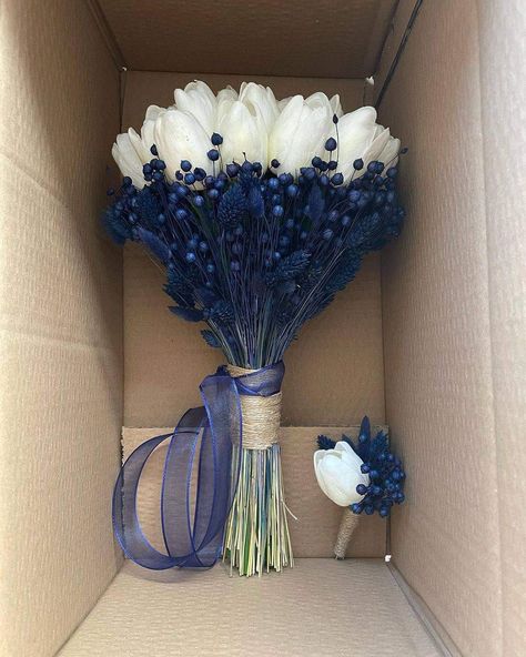 Midnight Blue Flower Arrangement, Wedding Lodge, Navy Blue Bouquet, Simple Wedding Bouquets, Tulip Wedding, Boquette Flowers, Flower Gift Ideas, Blue Themed Wedding, Hand Bouquet