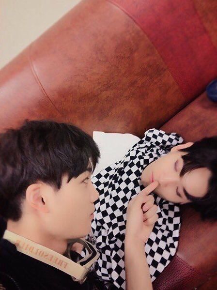 Baby is teasing his hyung while his hyung was sleeping😂😭 Daily Exo, Baekhyun Selca, Exo Official, Exo Couple, Exo Edits, Exo Chen, Exo Xiumin, Kim Jongdae, Exo Sehun