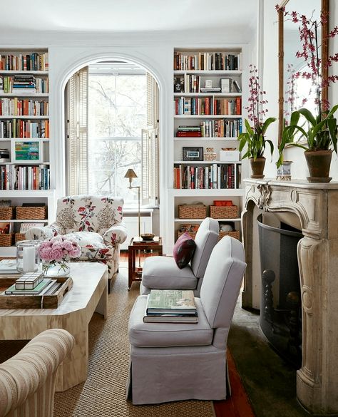 Feminine Living Room, Arched Doorway, Home Library Design, Design Salon, Classic Home Decor, Interior Design Magazine, Estilo Chic, Classic Interior, Contemporary Living Room