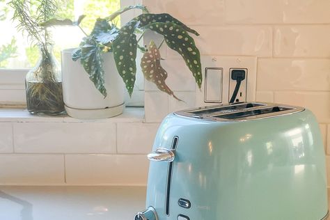 This Retro Toaster Works Like a Dream — And It’s Much Less Expensive Than It Looks https://bit.ly/3NyOpW5 #splendidum.com #recipes White Toaster, Retro Toaster, Frozen Waffles, Retro 2, Cord Storage, Interior Clean, Amazon Buy, Bagels, Instant Pot Recipes