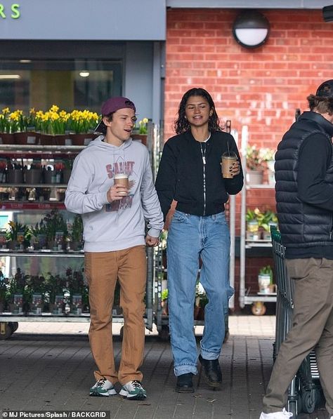 Zendaya And Boyfriend, Tom Holland Girlfriend, Zendaya Street Style, Taller Girlfriend, Tom Holland And Zendaya, Estilo Zendaya, Zendaya Outfits, Tom Holland Zendaya, Tom Holland Imagines