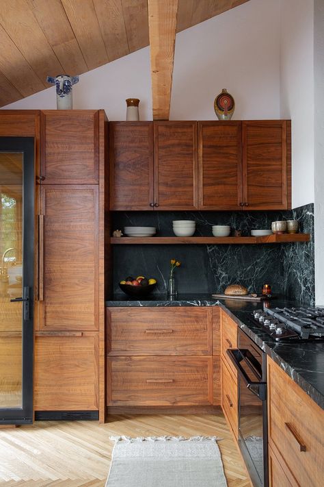 Mission Hills Treehouse — Salt + Willow | Interior Design Mission Style Kitchens, 70s House, Cosy Kitchen, Mid Century Modern Kitchen, Cabin Kitchens, Japanese Interior, Design Del Prodotto, Apartment Kitchen, Mid Century Modern House