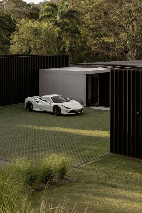 Located in the Noosa Valley, this residence embodies an architectural style marked by solidity, sophistication, and a subdued yet robust material palette. ⁠ Architecture: @sarahwallerarchitecture Photographer: @alynemedia⁠ Builder: Sarah Waller Building Simple House Facade, Modern Facade Architecture, Architecture Jobs, Interior Design Articles, Floating Architecture, Architecture Company, Facade Architecture Design, Driveway Design, Scandi Home