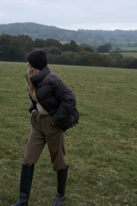 Claire Rose Na-kd, British Country Fashion, British Countryside Aesthetic Outfits, Countryside Outfits Women, Outfit Campo, Ireland Winter, Walking Outfit Outdoor, Countryside Outfit, Rainboots Outfit