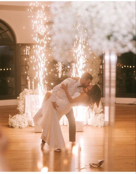 Cold Sparks Wedding First Dance, Wedding Cold Sparklers, Sparkler First Dance, First Dance Aesthetic, Cold Sparklers, Wedding Sparklers Photos, First Dance Photos, Wedding First Dance, Dance Floor Wedding