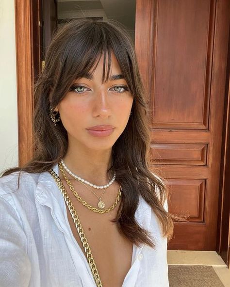 RACHELE SANTORO 🤍 on Instagram: "Just a double tap <3" Double Fringe Haircut, Double Fringe Hair, Dark Hair Bangs, Fringe Haircuts, Double Fringe, Rambut Brunette, Gorgeous Hair Color, Bangs With Medium Hair, Blonde Hair Looks