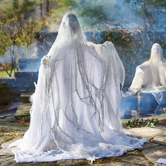 Halloween Yard Props, Diy Ghost Decoration, Diy Ghost, Dekorasi Halloween, Halloween Ghost Decorations, Hanging Ghosts, Halloween Table Decorations, Adornos Halloween, Halloween Prop