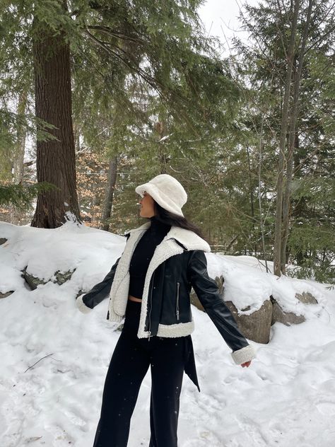 Winter Outfits With Bucket Hat, Winter Fashion Outfits With Hats, Fuzzy Hats Outfit, White Hat Winter Outfit, Sherpa Bucket Hat Outfit Winter, Winter Outfits Bucket Hat, Fuzzy Hat Outfit Winter, Fur Bucket Hat Outfit Winter, Bucket Hat For Winter