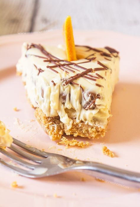 This no-bake Chocolate Honeycomb Cheesecake is packed with tiny morsels of crunchy honeycomb inside a velvety smooth cheesecake. With a simple biscuit base and homemade honeycomb garnish, this dessert is a showstopper that doesn't take hours to make! Honeycomb Cheesecake, Homemade Honeycomb, Chocolate Honeycomb, Cheesecake With Chocolate, Biscuits Easy, Chocolate Cream Cheese, Cake Tins, Cheesecake Recipes, No Bake