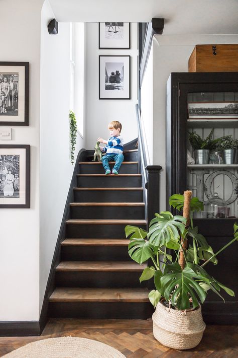 Painting Stairs, Black Staircase, Stairs Landing, Painted Staircases, Black Stairs, 1940s Home, Wood Staircase, Staircase Decor, Hallway Designs