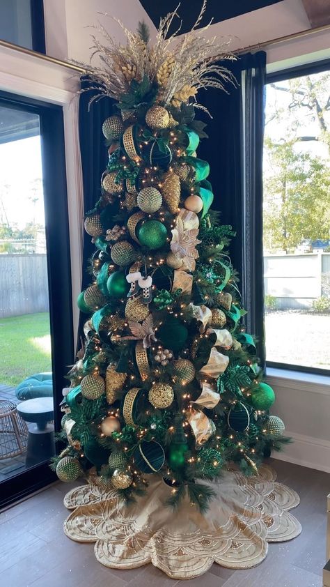 Green And Gold Christmas Tree, Green And Gold Christmas, Green Christmas Tree Decorations, Elegant Christmas Tree Decorations, Christmas Tree Inspo, Gold Christmas Tree Decorations, Green Xmas, Christmas Tree Decorating Themes, Elegant Christmas Trees