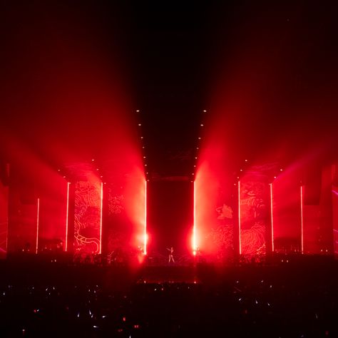 Beautiful Stage Design, Wings Stage Design, Japanese Set Design, Concert Stage Lighting, Concert Design Stage, Concert Set Design, Concert Design, Mini Stage Design, Concert Stage Set Design