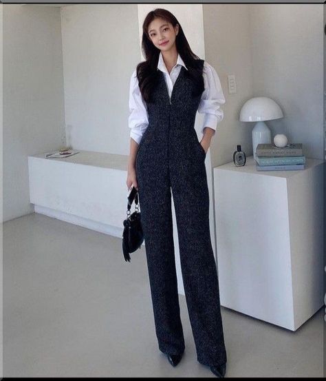 Architect Outfit Women Aesthetic, Lawyer Outfit Women Classy, Architect Outfit Women, Suit Outfits For Women, Aesthetic Sheets, Architect Outfit, Woman Suit Fashion Classy, Hongkong Outfit, 00s Mode